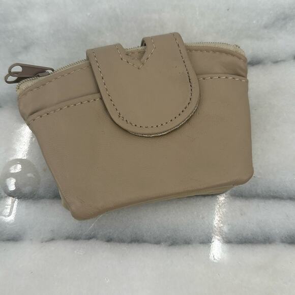 NWT cream leather coin purse - Picture 1 of 5